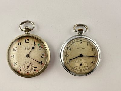 deux horloges posées côte à côte sur une surface blanche