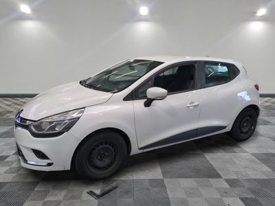 la voiture blanche est garée sur un sol en damier dans le garage