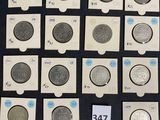 Plusieurs types de pièces sont exposés sur un fond noir