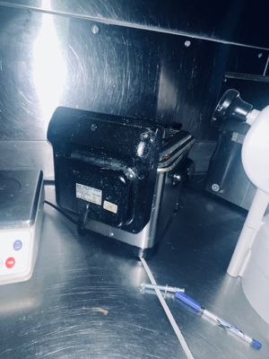 une photo d'un plan de travail de cuisine avec un grille-pain et une cafetière