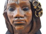 sculpture représentant la tête d'une femme avec une fleur dans les cheveux