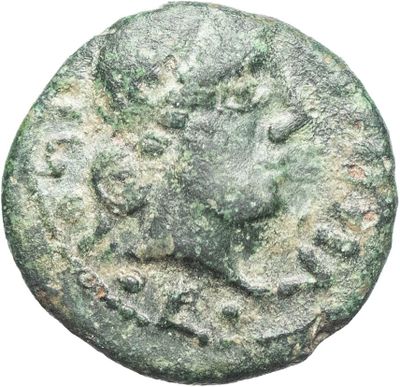 un gros plan d'une pièce de monnaie avec un visage dessus