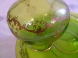 un vase en verre vert orné d'un motif doré
