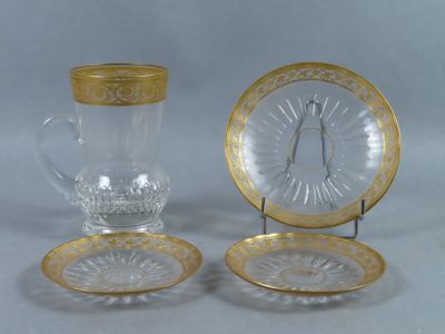 trois verres bordés d'or et un pichet en verre