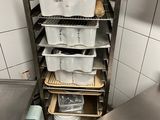 une photo d'une cuisine où l'on voit beaucoup de casseroles et de poêles
