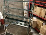 une étagère métallique sur laquelle sont empilées des boîtes, les unes sur les autres, dans un entrepôt