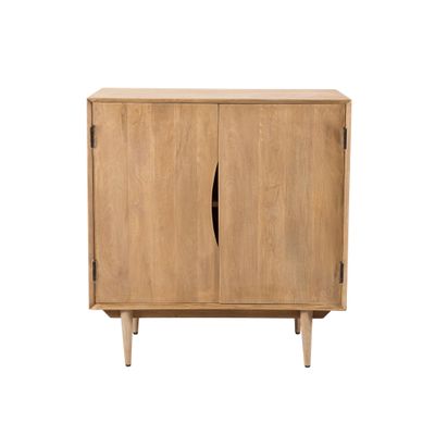 le buffet est en bois et comporte deux portes de chaque côté