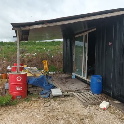 E1: Container maritime modifié en bungalow avec baie vitrée …