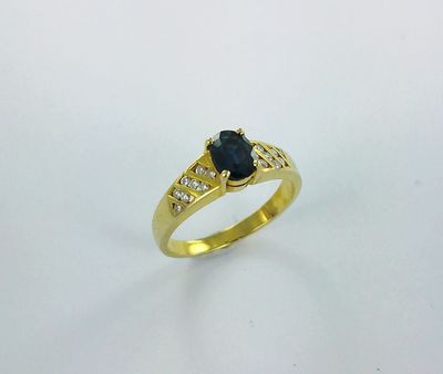 une bague en or jaune sertie d'un saphir et de diamants