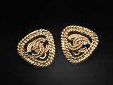 une paire de boucles d'oreilles en or en forme de corde torsadée