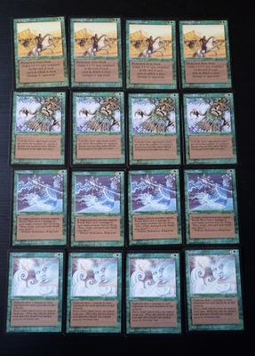 une pile de cartes posées sur une table