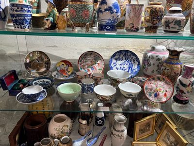 de nombreux vases et bols exposés dans une vitrine