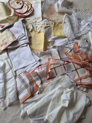 de nombreux vêtements de toutes sortes sur le lit