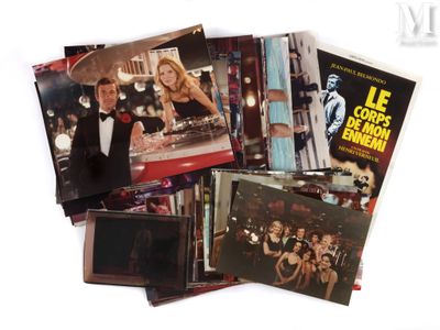 beaucoup de CD empilés les uns sur les autres sur une table