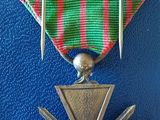 l'image d'une médaille ornée d'une croix sur un fond bleu