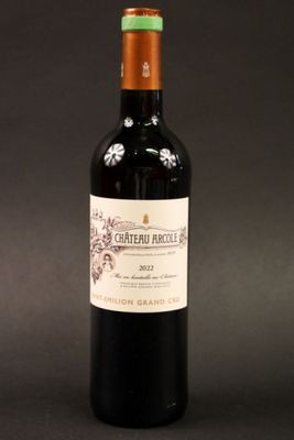 une bouteille de vin posée sur une table