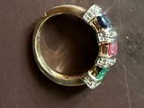 une bague ornée de nombreuses pierres de différentes couleurs