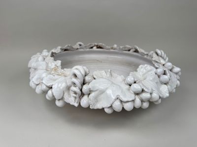 un gros plan sur un bol blanc orné de fleurs