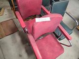 une chaise rouge qui se trouve au milieu d'une pièce