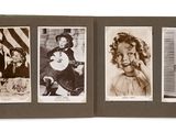un livre sur lequel figurent des photos de femmes sur fond blanc