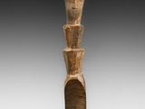une image représentant une sculpture en bois représentant une tête d'homme
