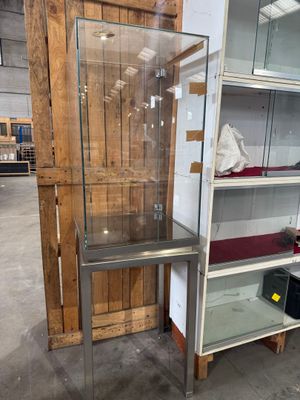 une vitrine en verre au milieu d'une pièce