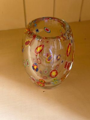 un vase en verre posé sur une table