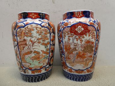 deux vases posés sur une table