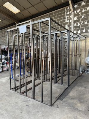 une grande cage métallique au milieu d'une pièce