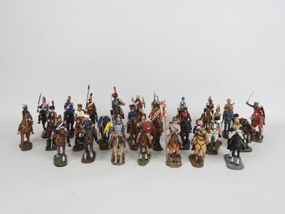 un ensemble de figurines représentant des soldats à cheval, armés de lances et de javelots
