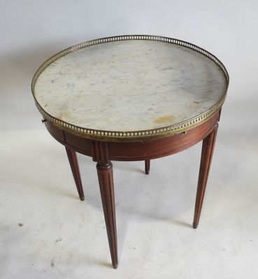 une photo d'une table d'appoint au plateau en marbre et aux pieds en bois