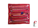 une serviette rouge à laquelle sont accrochées plusieurs brosses à dents