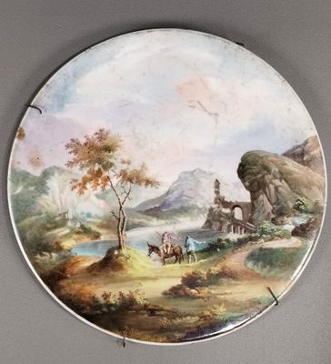 une photo d'un tableau posé sur une assiette accrochée au mur