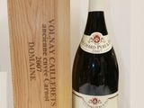 une bouteille de vin posée à côté d'une caisse en bois