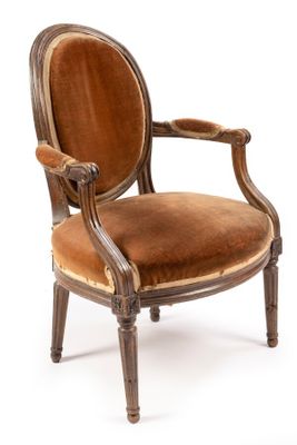 une image représentant une chaise dont l'assise est recouverte de velours marron