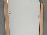 un miroir accroché au mur, sur lequel est fixé un autre miroir