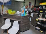 deux chaises blanches posées devant un comptoir dans un magasin