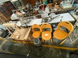 de nombreuses chaises posées sur une table dans une pièce