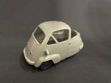 une petite voiture jouet posée sur une table