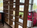 une pièce avec un bureau et une bibliothèque