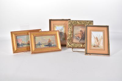 trois photos encadrées représentant des bateaux et des navires, exposées sur une surface blanche