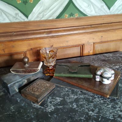 un lit avec une tête de lit en bois et un livre par terre