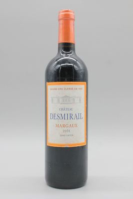 une bouteille de vin rouge posée sur une table blanche