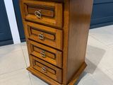 une image d'une commode en bois dans une pièce