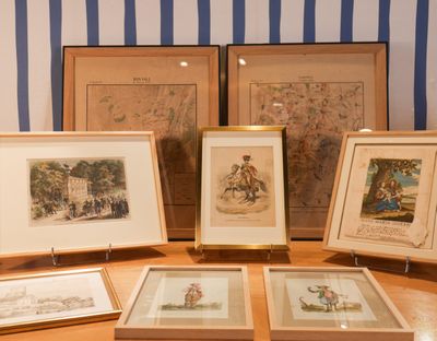 quatre photos encadrées représentant des personnes, exposées sur une table