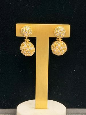 gros plan d'une paire de boucles d'oreilles sur un support