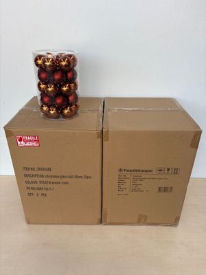 deux boîtes de décorations de Noël posées sur une table