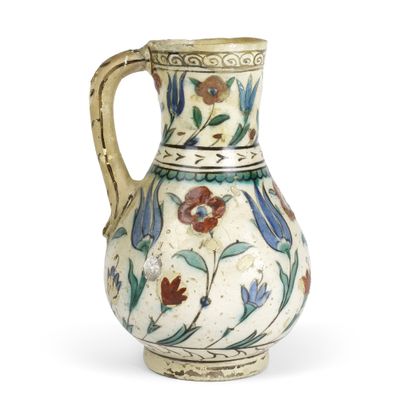 un vase blanc orné de fleurs bleues et rouges