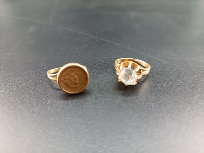 deux bagues en or surmontées d'une pièce de monnaie