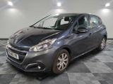 la voiture grise est garée dans le garage sur le sol en damier